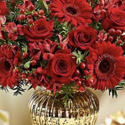 Luxury 100% Red Fresh Flower Bouquet in Diamond-Shaped Vase