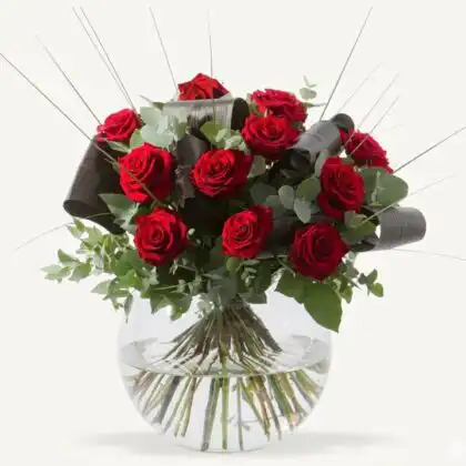 Stunning arrangement of luxury red roses fresh flowers placed in a stylish transparent vase.