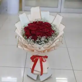 Luxury 18 Red Roses Romance Bouquet