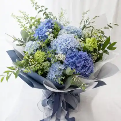 pink and blue hydrangea bouquet