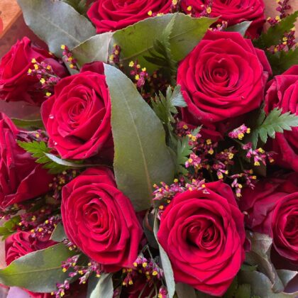 Beautiful Bouquet of flowers red roses with Luxury Vase