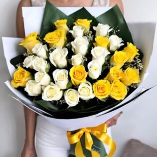 White and yellow rose bouquet delivery UK - Image 2