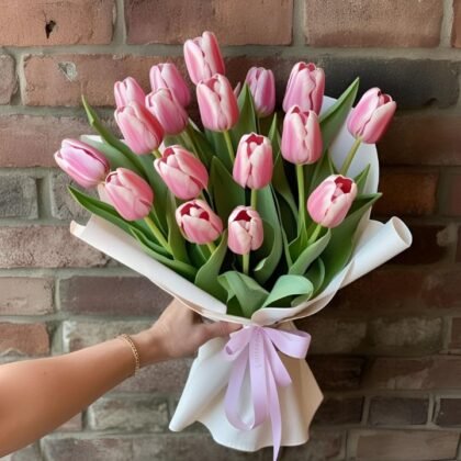 Where to buy pink tulips for Mother's Day UK bouquet in women's hand